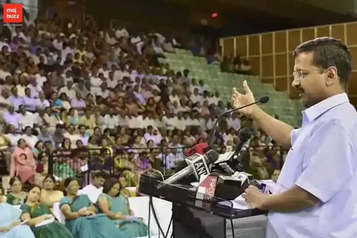 Arvind Kejriwal saying something on podium in front of people