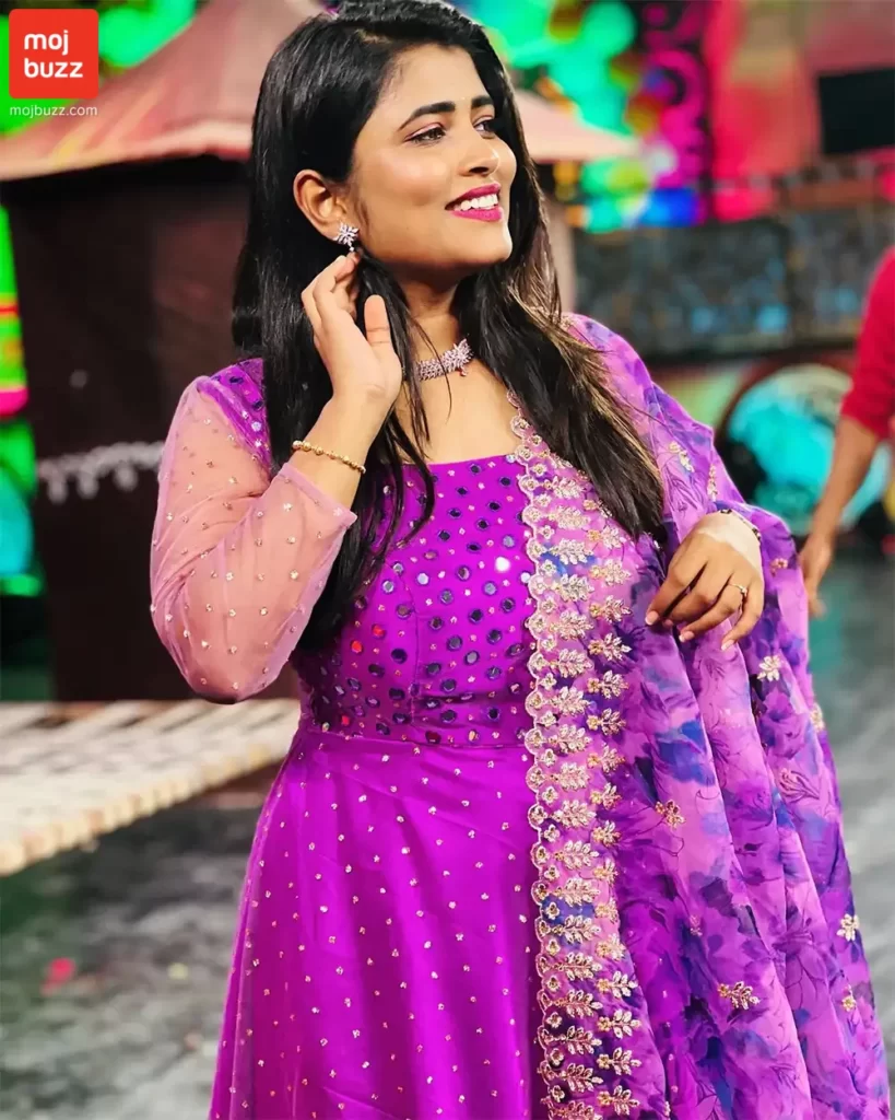 A girl (Geetu Royal) in magenta-blueish suit