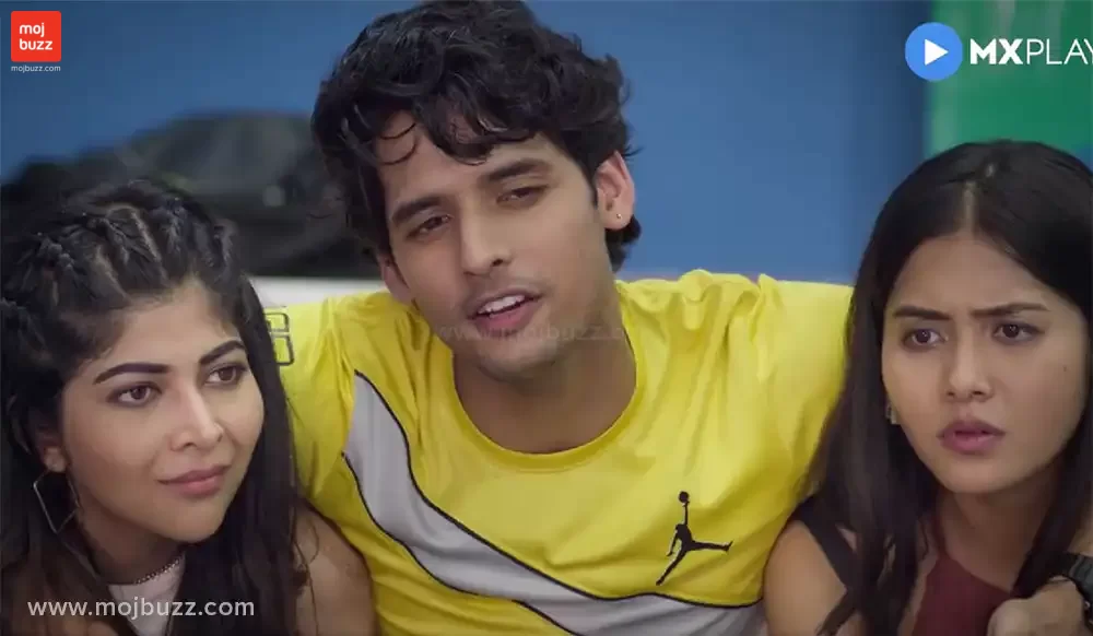 1 boy talking with 2 girls in Uni ki Yaari mx player web series