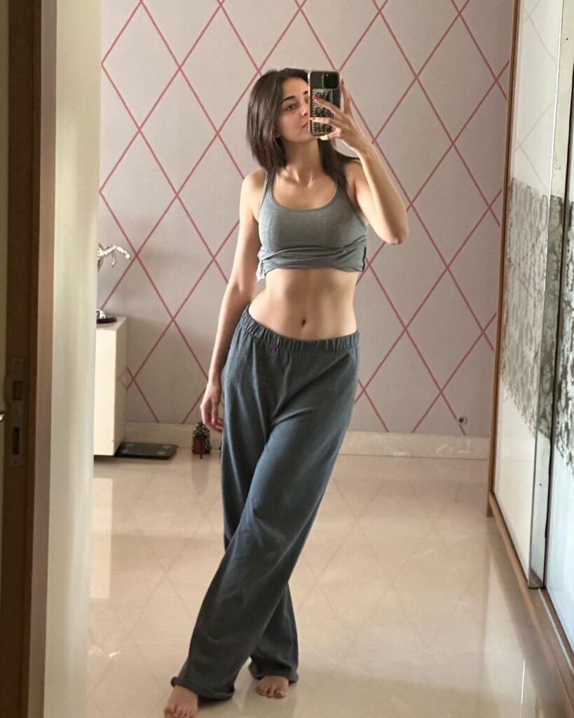 Ananya Panday selfie in the mirror and exposing her abs